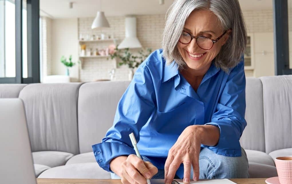 Student learning through the CPD-accredited Health & Wellbeing Coach Training self-study course, designed for online flexible learning.